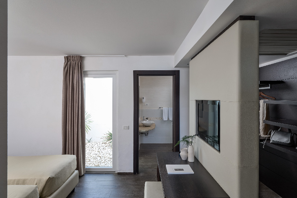 101_2 storey Suite_Sea View_Twin bedroom_Hydra_Beach_14562