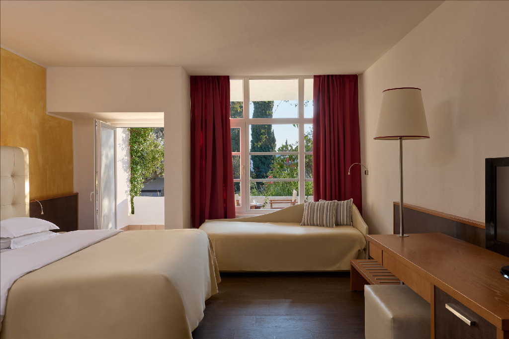 Deluxe Room Garden View_1307_Hydra_Beach_14061 L